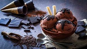 طرز تهیه بستنی شکلاتی خامه ای