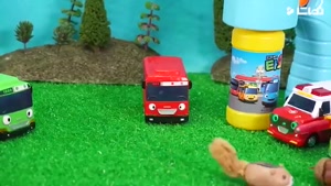 دانلود فیلم ماشین بازی کودکانه : گیر افتادن اتوبوس ها داخل حصار فلزی و عملیات نجات حبابی 