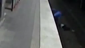 مرد مست سوئدی توی ریل راه آهن میفتد