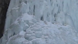 نمای بیرونی آبشار یخی خور
