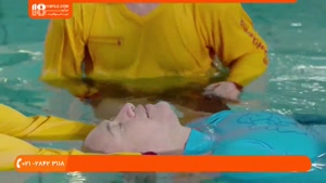 آموزش انتقال فرد غرق شده روی تخت نجات در آب کم عمق 