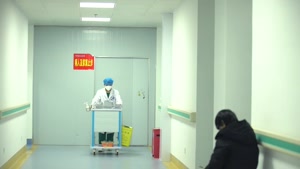 مبارزه با کرونا توسط یک کادر درمان در کشور چین 