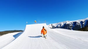 اسکی در کوه های برفی 