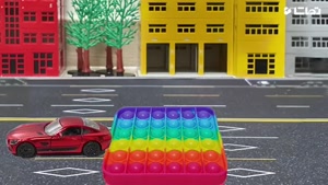 فیلم ماشین اسباب بازی پسرانه - تعمیر جاده با پاپ ایت رنگین کمانی 