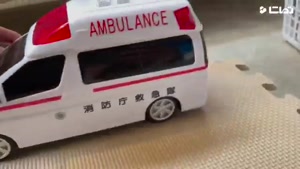 ماشین بازی کودکانه آمبولانس - کودک