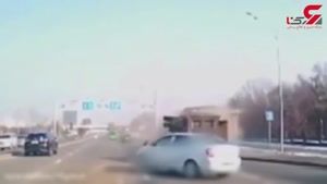 حوادث / تصادف عجیب و ناگهانی کامیون در وسط بزرگراه