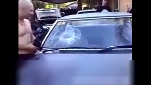 شکستن شیشه ماشین با سر