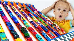 ولاد و نیکی - کریس با ماشین های Hot Wheels بازی می کند