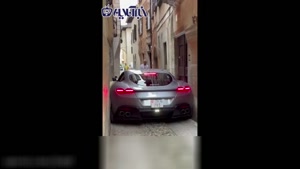 کلیپ از گیرکردن اتومبیل در کوچه های ایتالیا 
