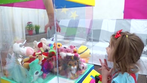 ماجراهای ایوا - ایوا با ماشین اسباب بازی بازی می کند