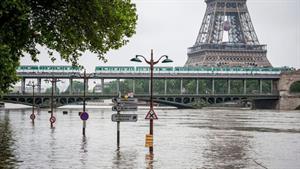 سرگردانی مردم پاریس پس از بارش‌های سیل‌آسا!