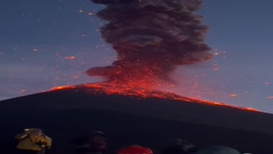 تصویر خارق العاده از لحظه فوران آتشفشان