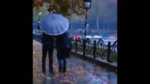 کلیپ عاشقانه زیر بارون 