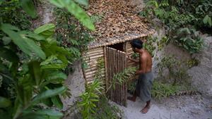 ساختن پناهگاه خاکی و چوبی در جنگل