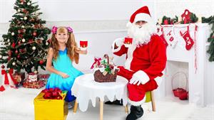 کلیپ دیانا و روما / دیانا در تحویل هدایای کریسمس کمک میکند 