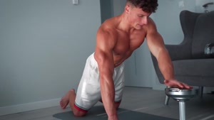 11 تمرین با دمبل برای حجیم کردن عضلات سینه