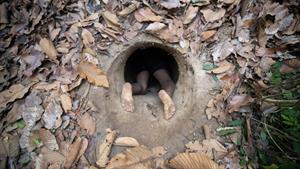 ساخت مخفی ترین تونل زیرزمینی برای زندگی مخفیانه در جنگل