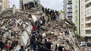 تلاش برای نجات زلزله زدگان از زیر آوار زلزله ترکیه 