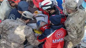  زنده بیرون آمدن یک زن و کودک از زیر آوار زلزله مهیب ترکیه