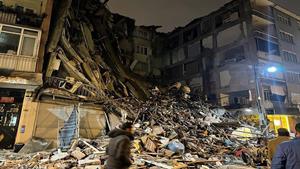 لحظه فروریختن یک ساختمان در زلزله ترکیه 