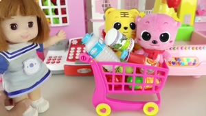 عروسک بازی با کودک.با موضوع شستن میوه ها