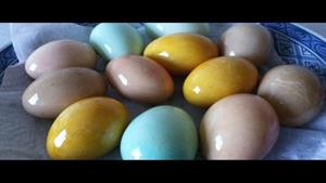 طرز تهیه تخم مرغ طبیعی عید پاک با سبزیجات و ادویه جات