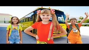 دیانا و روما قوانین اتوبوس مدرسه را با دوستانشان آموزش میدهد