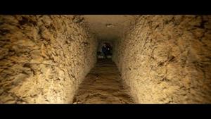 دختری که در یک خانه مقبره مخفی تونل زندگی می کند