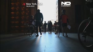 تصاویری از شهروندان نیویورکی که با دوچرخه‌هایشان در کلیسا