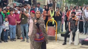 گزارش هاناخبر از اجرای نخستین جشنوارە نمایش خیابانی زاب 