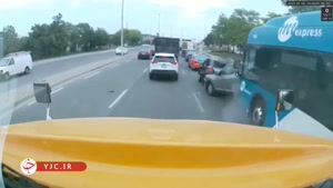 تصادف اتوبوس با چند خودرو پشت چراغ قرمز 