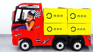 ولاد و نیکی وانمود می کنند با کامیون برای بچه ها بازی میکنند