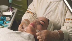 تجربه زینب عزیز از پاکسازی پوست در کلینیک سلامت
