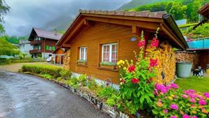 دهکده جادویی سوئیس Oberried پس از باران تازه تابستان