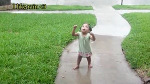 کلیپ خنده دار واکنش کودک به باران