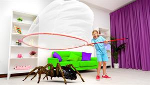سرگرمی کودکانه / پنج کودک در خانه حشرات می گیرند