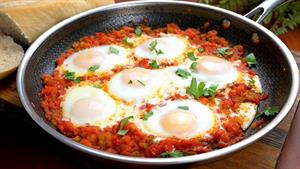طرز تهیه تخم مرغ ساده و خوشمزه در سس گوجه فرنگی خوشمزه!