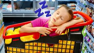 استفی در یک سبد خرید در یک فروشگاه مواد غذایی می خوابد