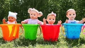  دیانا و روما - بازی  با عروسک های بچه و سطل های رنگی