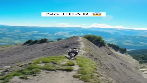دوچرخه سواری شجاعانه بر لبه کوه