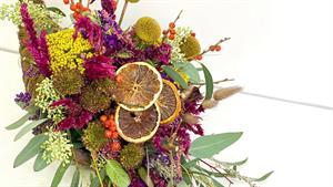 دیزاین گل آرایی شب یلدا با میوه خشک