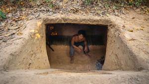 ساخت مخفی ترین خانه زیرزمینی برای زندگی در جنگل