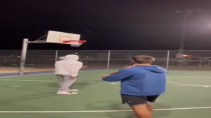 واکنش ها به این حقه خفن پرتاب توپ بسکتبال 😲