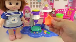 بازی کودکانه با عروسک با داستان ساخت کیک رنگی