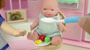 بازی کودکانه با عروسک با داستان پخت کیک عروسکی
