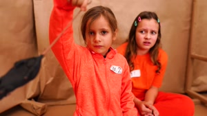 کارتون مایا و مری - چالش فرار از زندان مقوایی