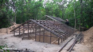 ساخت خانه زیرزمینی با سرسره آبی به استخر