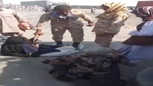 فیلم لحظه کتک زدن پیرزن توسط سرباز زاهدانی