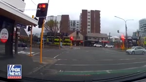 پرتاب شدن زن وسط خیابان با باد شدید