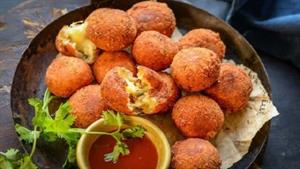 سینی فینگرفودها - طرز تهیه توپک مرغ و پنیر